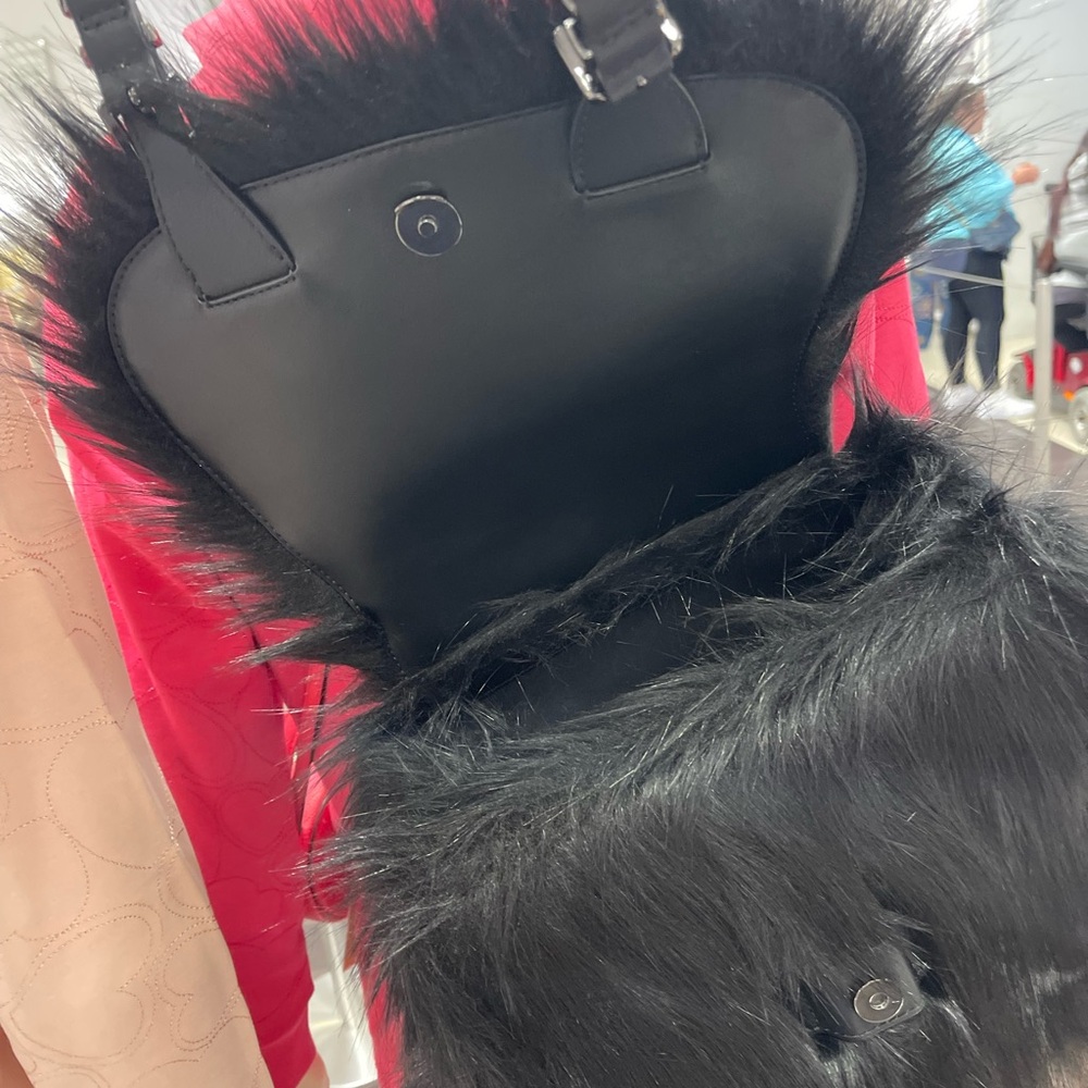 MICHAEL MICHAEL KORS Quinn Medium Flap Faux Fur Backpack
Black
NWT
Live Style - Picture 6 of 16